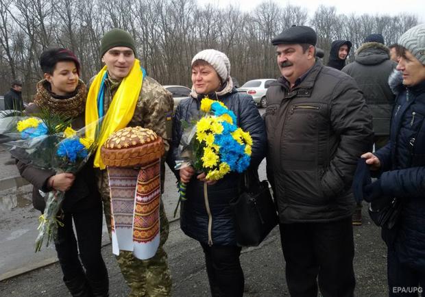 Александр Морозов со своей невестой Натальей и родителями Ольгой Николаевной и Александром Александровичем в родных Ромнах (Сумская область), куда его на рождественские праздники отпустили из киевского военного госпиталя Минобороны, где часть освобожденных пленных проходит лечение и реабилитацию.