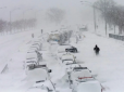 Хіти тижня. Сніговий Армагеддон: Десятки машин в РФ замерзають на трасі (фото)