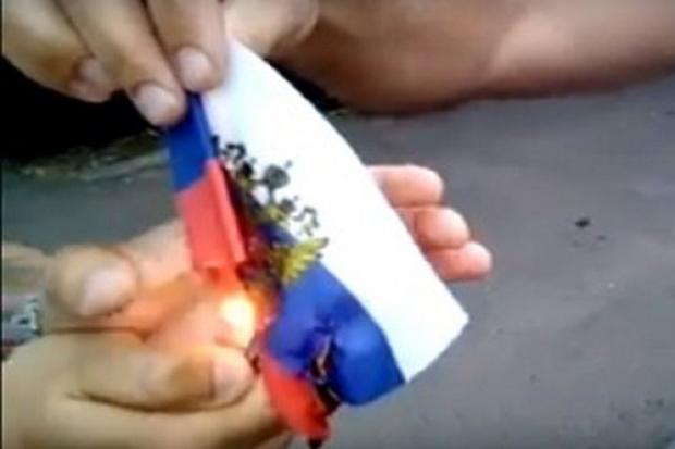 Росіянам не варто дивуватися, коли українцям хочеться спалити їх триколор. Фото: соцмережі.