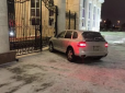 Таранив на Porsche: У Казахстані п'яний поліцейський врізався в резиденцію президента (фото)
