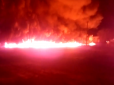 У Росії потік палаючої нафти перекинувся на селище, згоріло кілька будинків (відео)