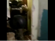 Стріляв із гвинтівки по перехожих: Спецназ взяв штурмом квартиру неадекватного одесита (відео)