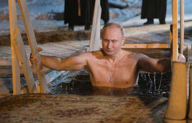Путін не міг оминути увагою такий привід для самореклами. Фото: соцмережі.