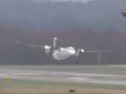 Супер-пілотаж: Пілот посадив літак при вітрі у 110 км/год (відео)