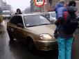 Водій, який у центрі Києва збив жінку з дитиною, намагався втекти з місця ДТП (фото)