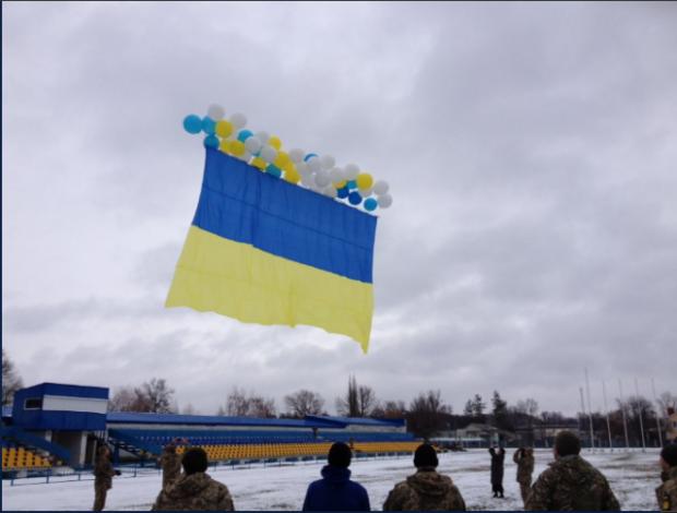 Прапор відправився у окупований Луганськ. Фото: соцмережі.