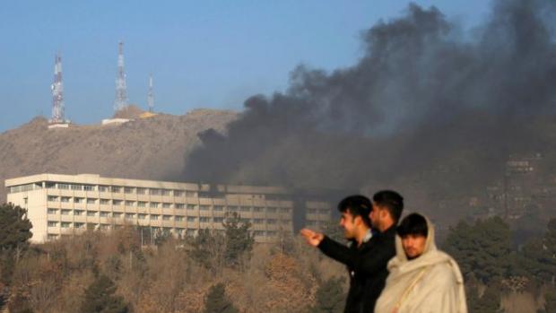 У Кабулі невідомі напали на готель. Фото: ВВС.
