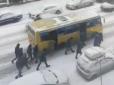 Їхали, як могли - і штовхали, і тягли: У Києві пасажирам маршрутки довелося 