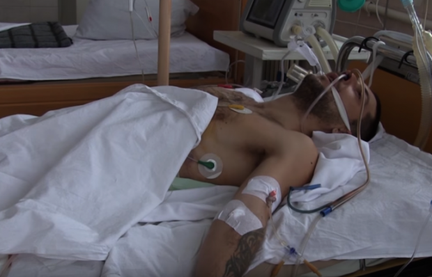 Захоплений у полон бойовик перебуває у лікарні. Фото:скрін відео