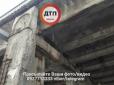 До уваги водіїв: У Києві обвалилися конструкції ще одного шляхопроводу  (фото)