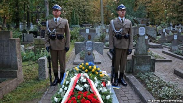 Почесна польська варта в День польського війська біля могили генерала армії УНР Марка Безручка. Варшава, 15 серпня 2017 року