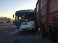 Під Одесою зіткнулися пасажирський автобус і товарний потяг (фото)