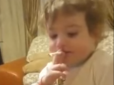 Лишньохромосомні дегенерати: Мережу обурило відео, у якому дворічний малюк палить цигарку та нецензурно  лається