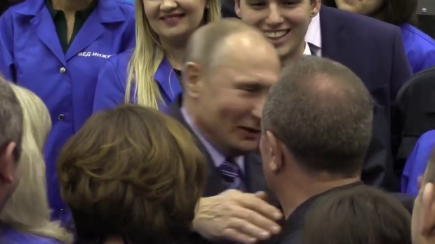 Президент РФ вирішив розцілувати робітника. Фото:скрін відео