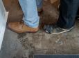 Пакети АТБ та штани, заправлені в чоботи: На саміті у Давосі політики відзначилися невибагливим одягом (фото)