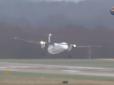 Хіти тижня. Супер-пілотаж: Пілот посадив літак при вітрі у 110 км/год (відео)