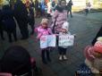 Батьки з невакцинованими дітьми, яких в Одесі не допускають у школу та садок, вийшли на протест (фото)