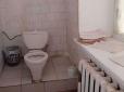 Секрети в туалеті: У російській лікарні туалетний папір замінили документами, що містять лікарську таємницю (фото)