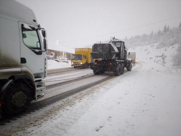 На Закарпатті сніг ускладнив пересування вантажівок. Фото: прес-служба ДСНС.