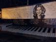 Стіну пам'яті відомого українського співака розмалювали вандали (фото)