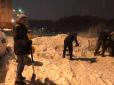 Москва рятується від сніжних заносів як може. Рівень небезпеки підвищено до передостаннього (відео)