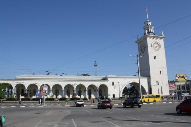 Залізничний вокзал у Сімферополі. Фото: Вікіпедія.