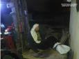 Патрульні врятували чоловіка, який босоніж примерз до даху будинку у Одесі (фото)