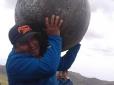 Хіти тижня. У Перу селян налякали металеві сфери з російськими написами, які впали з космосу (фото, відео)