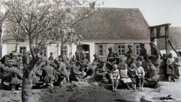 Німецькі солдати відпочивають біля польової кухні у німецькому поселенні Александерфельд. Сьогодні це село Верховина (Мелітопольський район Запорізької області)