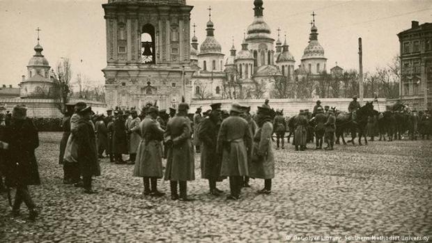  Німецькі військові перед Софійським собором весною 1918 року 