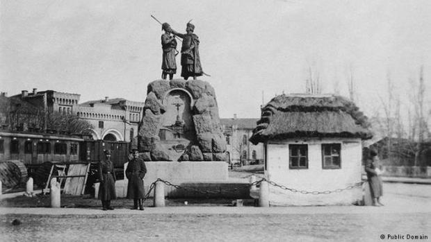 Пам'ятник боярам Іскрі та Кочубею на Арсенальній площі у 1914 році до 200-ї річниці Полтавської битви