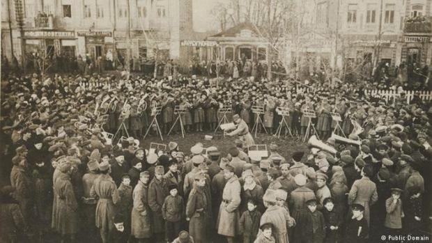 Австро-угорський військовий оркестр грає у Проскурові (нині - Хмельницький), 1918 рік 