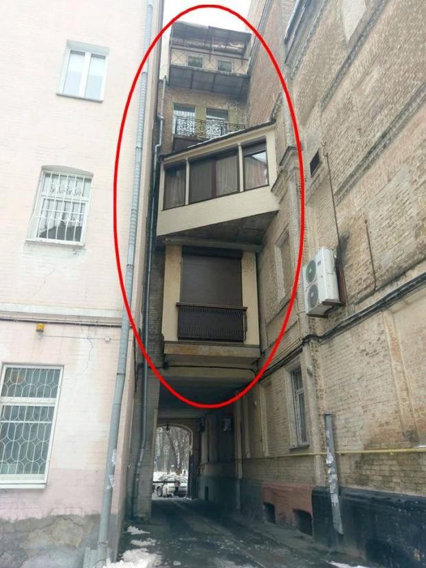 Нестандартний балкон у Києві. Фото:Facebook