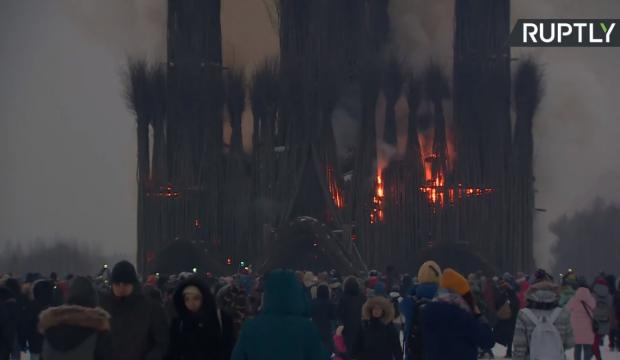 Росіяни святкували Масляну, спаливши готичний собор. Фото: соцмережі.