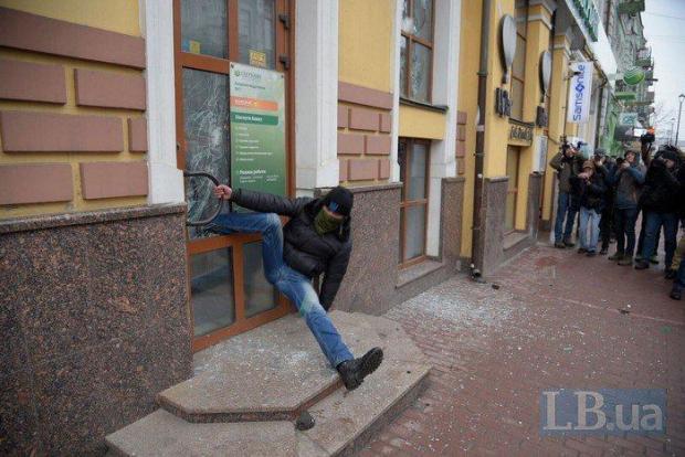 Активіст ОУН застряг ногою, розбиваючи двері російського "Сбербанку" у Києві. Фото:Facebook