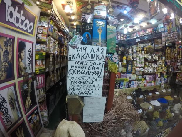 Єгиптяни намагаються продати туристам якомога більше сумнівних сувенірів. Фото: Фейсбук.