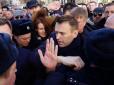 Йшов від стоматолога: У Росії семеро поліцаїв Путіна скрутили руки Навальному і кинули до автозаку