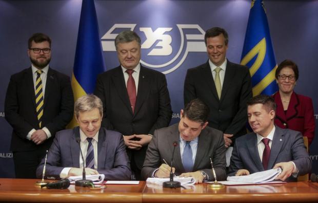 Під час підписання рамкової угоди був присутній президент України. Фото:прес-служба "Укрзалізниці"