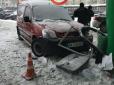 У Києві п'яний водій на швидкості врізався в автозаправку (фото)