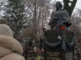 У Києві осквернили могилу Лесі Українки (фотофакт)