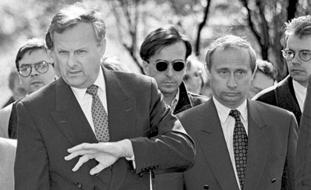 Анатолій Собчак і Путін, який тоді був його помічником. Ілюстрація:press.lv