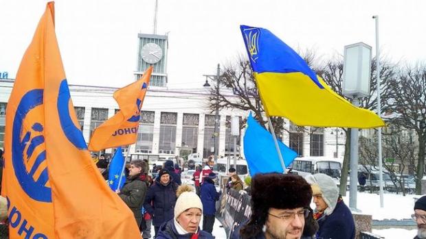 Український прапор у Санкт-Петербурзі під час Маршу пам'яті Нємцова. Фото:Facebook