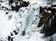 Неймовірна краса: Мережу вразили фото замерзлих водоспадів на Прикарпатті