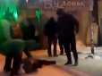 На зупинці громадського транспорту у Запоріжжі боєць АТО з пасажирами влаштували бійку   (відео)