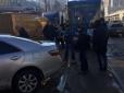 Перенесли на руках: В Одесі пасажири трамваю забрали з рейок авто 