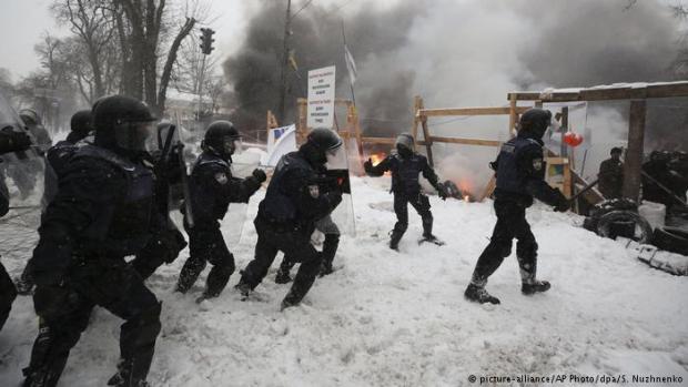 Поліція демонтувала наметове містечко протестувальників біля ВР 3 березня. Фото:DW