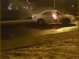 У мережі з'явилося відео, у якому екс-беркутівець у Києві закидав гранатами авто з працівниками СБУ