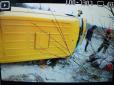 На Львівщині перекинувся мікроавтобус з пасажирами, є постраждалі (фото)