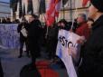 Спалили портрети Бандери і Шухевича: Поляки влаштували провокацію біля посольства України (фото, відео)