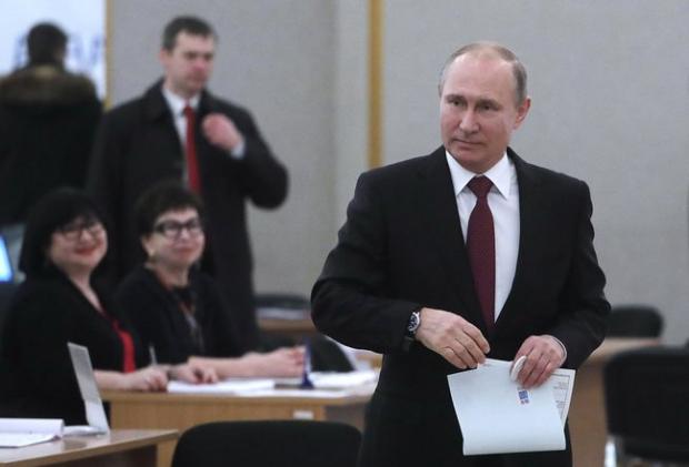 Путін під час голосування на виборах. Ілюстрація:zik.ua